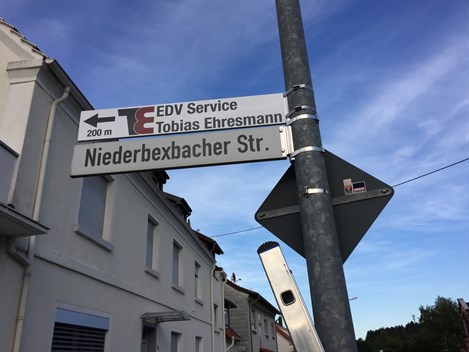 Neues Hinweisschild